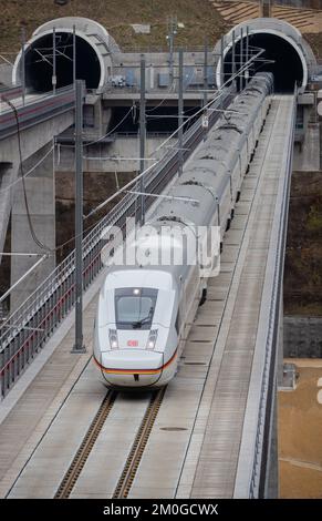 06. Dezember 2022, Baden-Württemberg, Mühlhausen im Täle: Auf der neuen Eisenbahnlinie zwischen Wendlingen und Ulm steht ein EISZUG auf der Filstal-Brücke. Die Hochgeschwindigkeitsstrecke zwischen Wendlingen und Ulm wird am 11. Dezember in Betrieb genommen. Foto: Christoph Schmidt/dpa Stockfoto