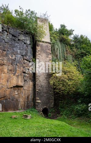 Alter Schornstein in der Nähe der Ruine von Torr Vale Mill im Torrs Riverside Park, New Mills, Derbyshire, England. Stockfoto