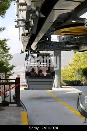 ALANYA, ANTALYA, TÜRKEI-OKTOBER 03: Unbekannte Touristen genießen die Seilbahnfahrt. Oktober 03,2022 in Alanya, Antalya, Türkei Stockfoto