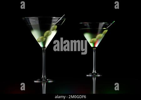 Zwei martini-Cocktails mit Oliven auf schwarzem Hintergrund Stockfoto