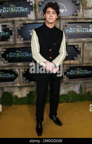 HOLLYWOOD, LOS ANGELES, KALIFORNIEN, USA - 05. DEZEMBER: Antonio Cipriano trifft am 5. Dezember 2022 auf die Disney+ Original Series „National Treasure: Edge of History“ Staffel 1 Red Carpet Event im El Capitan Theatre in Hollywood, Los Angeles, Kalifornien, USA. (Foto von Xavier Collin/Image Press Agency) Stockfoto