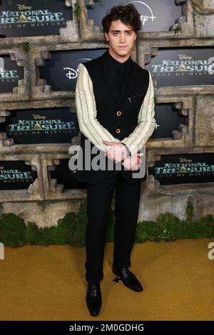 HOLLYWOOD, LOS ANGELES, KALIFORNIEN, USA - 05. DEZEMBER: Antonio Cipriano trifft am 5. Dezember 2022 auf die Disney+ Original Series „National Treasure: Edge of History“ Staffel 1 Red Carpet Event im El Capitan Theatre in Hollywood, Los Angeles, Kalifornien, USA. (Foto von Xavier Collin/Image Press Agency) Stockfoto