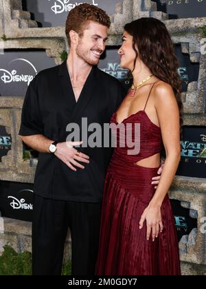 HOLLYWOOD, LOS ANGELES, KALIFORNIEN, USA - DEZEMBER 05: Jake Austin Walker und Lisette Olivera treffen am 5. Dezember 1 im El Capitan Theatre in Hollywood, Los Angeles, Kalifornien, USA auf die Disney+ Original Series „National Treasure: Edge of History“ der Saison 2022 ein. (Foto von Xavier Collin/Image Press Agency) Stockfoto