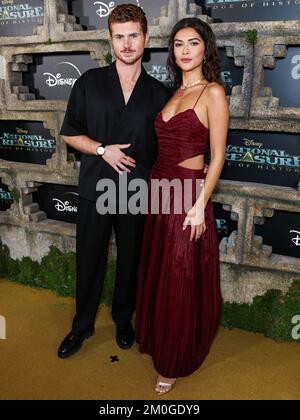 HOLLYWOOD, LOS ANGELES, KALIFORNIEN, USA - DEZEMBER 05: Jake Austin Walker und Lisette Olivera treffen am 5. Dezember 1 im El Capitan Theatre in Hollywood, Los Angeles, Kalifornien, USA auf die Disney+ Original Series „National Treasure: Edge of History“ der Saison 2022 ein. (Foto von Xavier Collin/Image Press Agency) Stockfoto