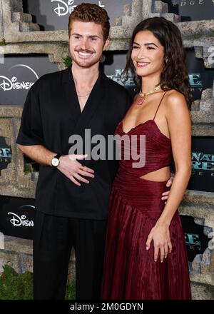 HOLLYWOOD, LOS ANGELES, KALIFORNIEN, USA - DEZEMBER 05: Jake Austin Walker und Lisette Olivera treffen am 5. Dezember 1 im El Capitan Theatre in Hollywood, Los Angeles, Kalifornien, USA auf die Disney+ Original Series „National Treasure: Edge of History“ der Saison 2022 ein. (Foto von Xavier Collin/Image Press Agency) Stockfoto