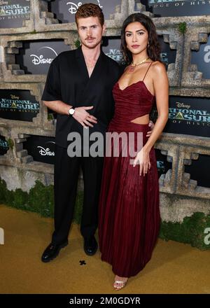 HOLLYWOOD, LOS ANGELES, KALIFORNIEN, USA - DEZEMBER 05: Jake Austin Walker und Lisette Olivera treffen am 5. Dezember 1 im El Capitan Theatre in Hollywood, Los Angeles, Kalifornien, USA auf die Disney+ Original Series „National Treasure: Edge of History“ der Saison 2022 ein. (Foto von Xavier Collin/Image Press Agency) Stockfoto