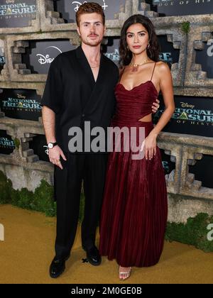 HOLLYWOOD, LOS ANGELES, KALIFORNIEN, USA - DEZEMBER 05: Jake Austin Walker und Lisette Olivera treffen am 5. Dezember 1 im El Capitan Theatre in Hollywood, Los Angeles, Kalifornien, USA auf die Disney+ Original Series „National Treasure: Edge of History“ der Saison 2022 ein. (Foto von Xavier Collin/Image Press Agency) Stockfoto