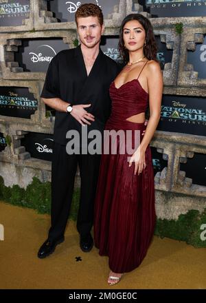 HOLLYWOOD, LOS ANGELES, KALIFORNIEN, USA - DEZEMBER 05: Jake Austin Walker und Lisette Olivera treffen am 5. Dezember 1 im El Capitan Theatre in Hollywood, Los Angeles, Kalifornien, USA auf die Disney+ Original Series „National Treasure: Edge of History“ der Saison 2022 ein. (Foto von Xavier Collin/Image Press Agency) Stockfoto