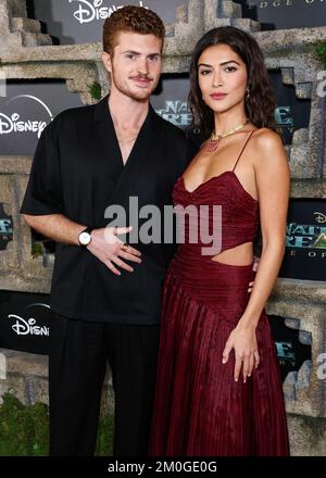 HOLLYWOOD, LOS ANGELES, KALIFORNIEN, USA - DEZEMBER 05: Jake Austin Walker und Lisette Olivera treffen am 5. Dezember 1 im El Capitan Theatre in Hollywood, Los Angeles, Kalifornien, USA auf die Disney+ Original Series „National Treasure: Edge of History“ der Saison 2022 ein. (Foto von Xavier Collin/Image Press Agency) Stockfoto