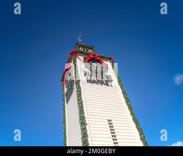 Los Angeles, Kalifornien, USA – 5. Dezember 2022: Ein großer Weihnachtskranz schmückt den Uhrenturm des Farmers Market im Einkaufszentrum Grove in Los Angeles Stockfoto