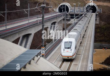 06. Dezember 2022, Baden-Württemberg, Mühlhausen im Täle: Auf der neuen Eisenbahnlinie zwischen Wendlingen und Ulm steht ein EISZUG auf der Filstal-Brücke. Die Hochgeschwindigkeitsstrecke zwischen Wendlingen und Ulm wird am 11. Dezember in Betrieb genommen. Foto: Christoph Schmidt/dpa Stockfoto