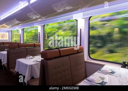 Das Innere des goldenen Rocky Mountaineer Restauration Train Wagon während der Fahrt in British Columbia, Kanada. Stockfoto