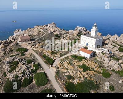 Blick auf die Drohne am Leuchtturm von Capo Testa in der Nähe von Santa Teresa di Gallura auf Sardinien in Italien Stockfoto