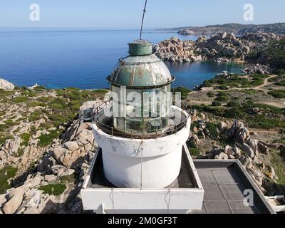 Blick auf die Drohne am Leuchtturm von Capo Testa in der Nähe von Santa Teresa di Gallura auf Sardinien in Italien Stockfoto