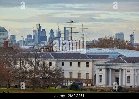 National Maritime Museum und Skyline von London Canary Wharf im November 2017 Stockfoto