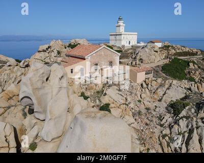 Blick auf die Drohne am Leuchtturm von Capo Testa in der Nähe von Santa Teresa di Gallura auf Sardinien in Italien Stockfoto