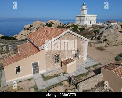 Blick auf die Drohne am Leuchtturm von Capo Testa in der Nähe von Santa Teresa di Gallura auf Sardinien in Italien Stockfoto