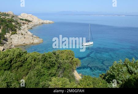 Blick auf die Cala Spinosa in der Nähe von Santa Teresa di Gallura auf Sardinien in Italien Stockfoto