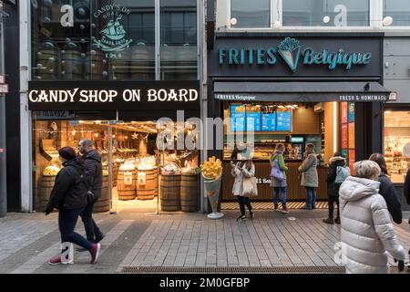 Candy Shop an Bord und Frites Belgique in der Einkaufsstraße hohe Straße, Köln, Deutschland. Suesswarengeschaeft Candy Shop an Bord und Frites Belgique Stockfoto