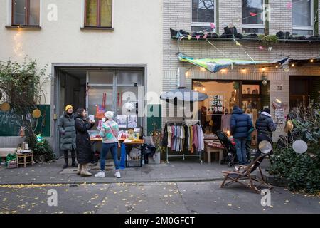 hofweihnachtsmarkt in der Koerner Straße im Ehrenfeld, Köln. Hofweihnachtsmarkt in der Koernerstraße im Stadtteil Ehrenfeld, Koel Stockfoto