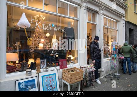 Die Modeboutique Kitsch Deluxe in der Koerner Straße im Ehrenfeld, Köln. Die Modeboutique Kitsch Deluxe in der Koernerstraße im Stockfoto