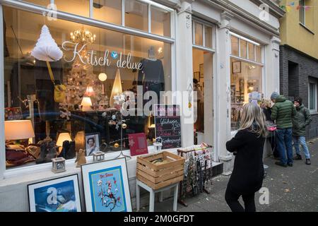 Die Modeboutique Kitsch Deluxe in der Koerner Straße im Ehrenfeld, Köln. Die Modeboutique Kitsch Deluxe in der Koernerstraße im Stockfoto