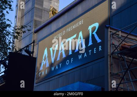 London, Großbritannien. 6.. Dezember 2022 Vorbereitungen für die heutige Weltpremiere von Avatar - The Way of Water im Odeon Cinema am Leicester Square. Kredit: Vuk Valcic/Alamy Live News Stockfoto