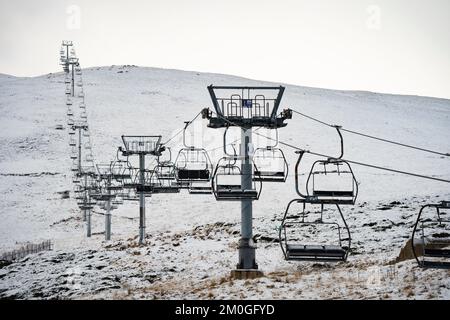 Glen Shee, Schottland, Großbritannien. 6.. Dezember 2022 Schneebedeckung auf hohem Gelände im Skigebiet Glen Shee in Perthshire am Dienstag. In den nächsten 24 Jahren wird in Nordschottland mehr Schnee vorhergesagt. Obwohl die Skipisten mit einer dünnen Schneeschicht bedeckt sind, öffnet das Zentrum am 17. Dezember mit Schneemaschinen, wenn die Schneeabdeckung nicht ausreicht, um Pisten zu bauen. Iain Masterton/Alamy Live News Stockfoto