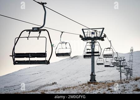 Glen Shee, Schottland, Großbritannien. 6.. Dezember 2022 Schneebedeckung auf hohem Gelände im Skigebiet Glen Shee in Perthshire am Dienstag. In den nächsten 24 Jahren wird in Nordschottland mehr Schnee vorhergesagt. Obwohl die Skipisten mit einer dünnen Schneeschicht bedeckt sind, öffnet das Zentrum am 17. Dezember mit Schneemaschinen, wenn die Schneeabdeckung nicht ausreicht, um Pisten zu bauen. Iain Masterton/Alamy Live News Stockfoto