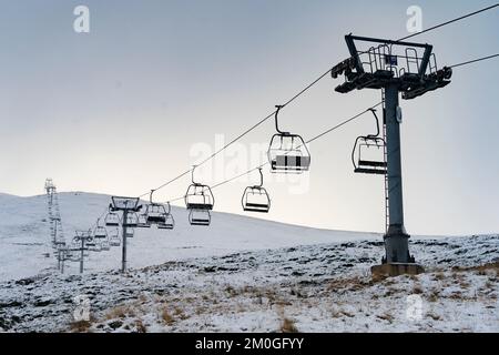 Glen Shee, Schottland, Großbritannien. 6.. Dezember 2022 Schneebedeckung auf hohem Gelände im Skigebiet Glen Shee in Perthshire am Dienstag. In den nächsten 24 Jahren wird in Nordschottland mehr Schnee vorhergesagt. Obwohl die Skipisten mit einer dünnen Schneeschicht bedeckt sind, öffnet das Zentrum am 17. Dezember mit Schneemaschinen, wenn die Schneeabdeckung nicht ausreicht, um Pisten zu bauen. Iain Masterton/Alamy Live News Stockfoto