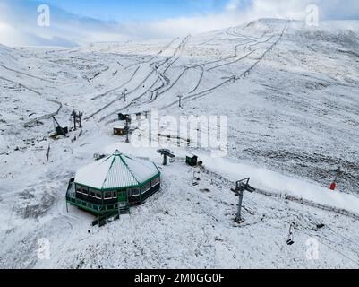 Glen Shee, Schottland, Großbritannien. 6.. Dezember 2022 Schneebedeckung auf hohem Gelände im Skigebiet Glen Shee in Perthshire am Dienstag. In den nächsten 24 Jahren wird in Nordschottland mehr Schnee vorhergesagt. Obwohl die Skipisten mit einer dünnen Schneeschicht bedeckt sind, öffnet das Zentrum am 17. Dezember mit Schneemaschinen, wenn die Schneeabdeckung nicht ausreicht, um Pisten zu bauen. Iain Masterton/Alamy Live News Stockfoto