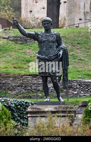 Susa, Piemont, Italien -10-22-2022- Statue des Augustus Caesar im Parco di Augusto Stockfoto