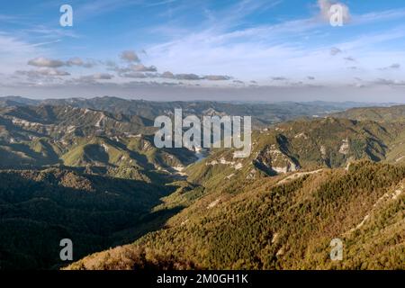 Panoramablick vom Gipfel des Monte Penna auf die umliegenden Berge, zwischen der Toskana und Emilia Romagna, Italien, einschließlich Ridracoli-See und Staudamm Stockfoto