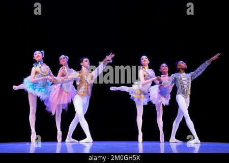 (Von links nach rechts) Yuzuki Fujita, Hattie Conway, Samuel Pitman, Clara NGO, Kynda Ng und Xavier Andriambolanoro-Sotiya, Tänzer der Central School of Ballet, treten während eines Fotogesprächs in den Studios der Gräfin von Wessex der Schule in London auf, tragen Kostüme aus den Mirlitons des Nussknackers, Teil des Repertoires, das in den Wintervorstellungen im Gable Theatre am 7. Und 8. Dezember zu sehen ist. Foto: Dienstag, 6. Dezember 2022. Stockfoto