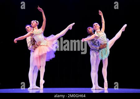 (Von links nach rechts) Samuel Pitman, Hattie Conway, Xavier Andriambolanoro-Sotiya und Nicola Kilmurry, Tänzer von der Central School of Ballett, treten während eines Fotogesprächs in den Londoner Studios der Gräfin von Wessex auf und tragen Kostüme von Nussknacker's Mirlitons. Teil des Repertoires, das in den Wintervorstellungen im Gable Theatre am 7. Und 8. Dezember zu sehen ist. Foto: Dienstag, 6. Dezember 2022. Stockfoto