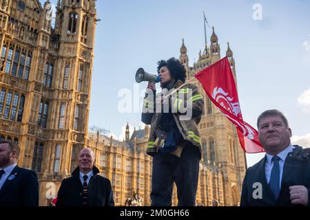 London/UK, 06. Dezember 2022. Die FBU (Feuerwehrunion) öffnete ihre Streikwahlen für ihre 32.000 Mitglieder der Feuerwehr und des Kontrollpersonals. Mit einer Solidaritätsbekundung marschierten dann Hunderte von Feuerwehrleuten von ihrem Treffen in die Parlamentsgebäude und verlangten eine gerechte Lohnerhöhung. Aubrey Fagon/Live Alamy News Stockfoto