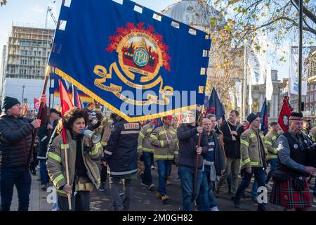 London/UK, 06. Dezember 2022. Die FBU (Feuerwehrunion) öffnete ihre Streikwahlen für ihre 32.000 Mitglieder der Feuerwehr und des Kontrollpersonals. Mit einer Solidaritätsbekundung marschierten dann Hunderte von Feuerwehrleuten von ihrem Treffen in die Parlamentsgebäude und verlangten eine gerechte Lohnerhöhung. Aubrey Fagon/Live Alamy News Stockfoto