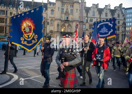 London/UK, 06. Dezember 2022. Die FBU (Feuerwehrunion) öffnete ihre Streikwahlen für ihre 32.000 Mitglieder der Feuerwehr und des Kontrollpersonals. Mit einer Solidaritätsbekundung marschierten dann Hunderte von Feuerwehrleuten von ihrem Treffen in die Parlamentsgebäude und verlangten eine gerechte Lohnerhöhung. Aubrey Fagon/Live Alamy News Stockfoto