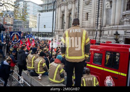 London/UK, 06. Dezember 2022. Die FBU (Feuerwehrunion) öffnete ihre Streikwahlen für ihre 32.000 Mitglieder der Feuerwehr und des Kontrollpersonals. Mit einer Solidaritätsbekundung marschierten dann Hunderte von Feuerwehrleuten von ihrem Treffen in die Parlamentsgebäude und verlangten eine gerechte Lohnerhöhung. Aubrey Fagon/Live Alamy News Stockfoto