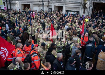 London/UK, 06. Dezember 2022. Die FBU (Feuerwehrunion) öffnete ihre Streikwahlen für ihre 32.000 Mitglieder der Feuerwehr und des Kontrollpersonals. Mit einer Solidaritätsbekundung marschierten dann Hunderte von Feuerwehrleuten von ihrem Treffen in die Parlamentsgebäude und verlangten eine gerechte Lohnerhöhung. Aubrey Fagon/Live Alamy News Stockfoto