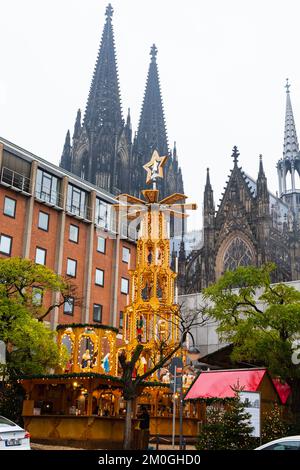 Kölner Weihnachtsmarkt mit dem Dom dahinter. westdeutschland. Stockfoto