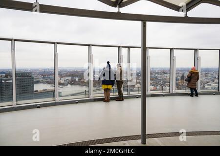 Touristen auf der Dachterrasse des Dreiecksturms mit Blick auf Köln Köln, Nordrhein-Westfalen, Westdeutschland Stockfoto