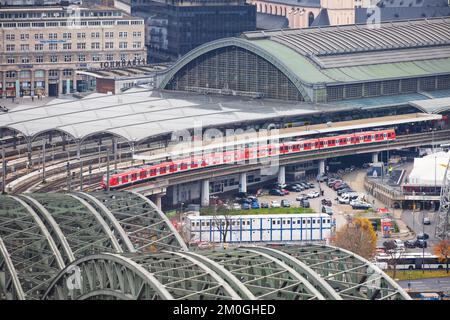 Kölner Hauptbahnhof, Hauptbahnhof mit Zug von oben. Köln Köln, Nordrhein-Westfalen, Westdeutschland Stockfoto