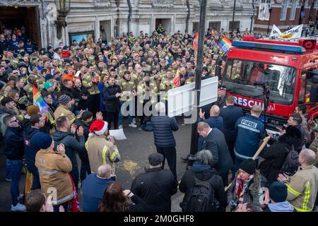 London/UK, 06. Dezember 2022. Die FBU (Feuerwehrunion) öffnete ihre Streikwahlen für ihre 32.000 Mitglieder der Feuerwehr und des Kontrollpersonals. Mit einer Solidaritätsbekundung marschierten dann Hunderte von Feuerwehrleuten von ihrem Treffen in die Parlamentsgebäude und verlangten eine gerechte Lohnerhöhung. Aubrey Fagon/Live Alamy News Stockfoto