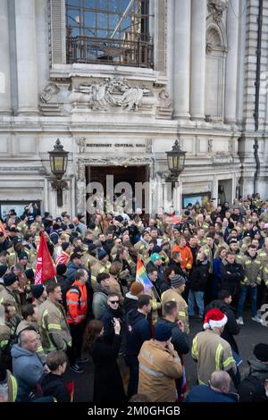 London/UK, 06. Dezember 2022. Die FBU (Feuerwehrunion) öffnete ihre Streikwahlen für ihre 32.000 Mitglieder der Feuerwehr und des Kontrollpersonals. Mit einer Solidaritätsbekundung marschierten dann Hunderte von Feuerwehrleuten von ihrem Treffen in die Parlamentsgebäude und verlangten eine gerechte Lohnerhöhung. Aubrey Fagon/Live Alamy News Stockfoto