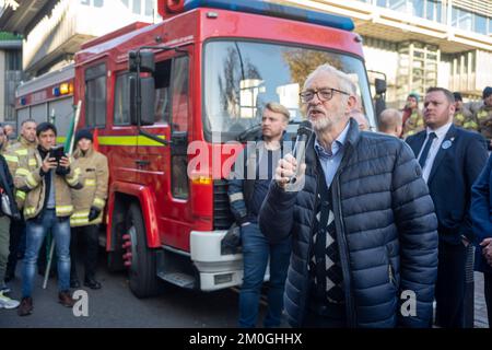 London/UK, 06. Dezember 2022. Die FBU (Feuerwehrunion) öffnete ihre Streikwahlen für ihre 32.000 Mitglieder der Feuerwehr und des Kontrollpersonals. Mit einer Solidaritätsbekundung marschierten dann Hunderte von Feuerwehrleuten von ihrem Treffen in die Parlamentsgebäude und verlangten eine gerechte Lohnerhöhung. Aubrey Fagon/Live Alamy News Stockfoto