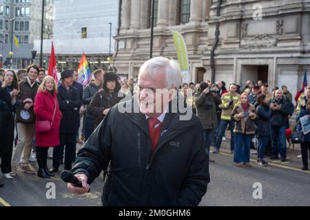 London/UK, 06. Dezember 2022. Die FBU (Feuerwehrunion) öffnete ihre Streikwahlen für ihre 32.000 Mitglieder der Feuerwehr und des Kontrollpersonals. Mit einer Solidaritätsbekundung marschierten dann Hunderte von Feuerwehrleuten von ihrem Treffen in die Parlamentsgebäude und verlangten eine gerechte Lohnerhöhung. Aubrey Fagon/Live Alamy News Stockfoto