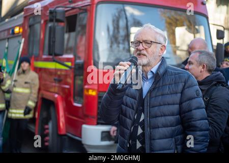 London/UK, 06. Dezember 2022. Die FBU (Feuerwehrunion) öffnete ihre Streikwahlen für ihre 32.000 Mitglieder der Feuerwehr und des Kontrollpersonals. Mit einer Solidaritätsbekundung marschierten dann Hunderte von Feuerwehrleuten von ihrem Treffen in die Parlamentsgebäude und verlangten eine gerechte Lohnerhöhung. Aubrey Fagon/Live Alamy News Stockfoto