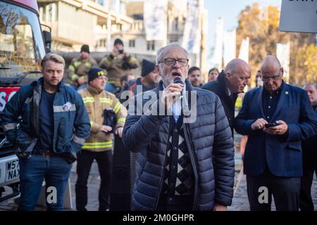 London/UK, 06. Dezember 2022. Die FBU (Feuerwehrunion) öffnete ihre Streikwahlen für ihre 32.000 Mitglieder der Feuerwehr und des Kontrollpersonals. Mit einer Solidaritätsbekundung marschierten dann Hunderte von Feuerwehrleuten von ihrem Treffen in die Parlamentsgebäude und verlangten eine gerechte Lohnerhöhung. Aubrey Fagon/Live Alamy News Stockfoto