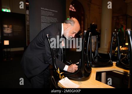 Nobelpreisträger in Wirtschaftswissenschaften 2022 Ben S. Bernanke aus den USA unterzeichnet am 06. Dezember 2022 einen Vorsitz im Nobelpreismuseum in Stockholm, Schweden. Foto: Jessica Gow/TT/kod 10070 Stockfoto